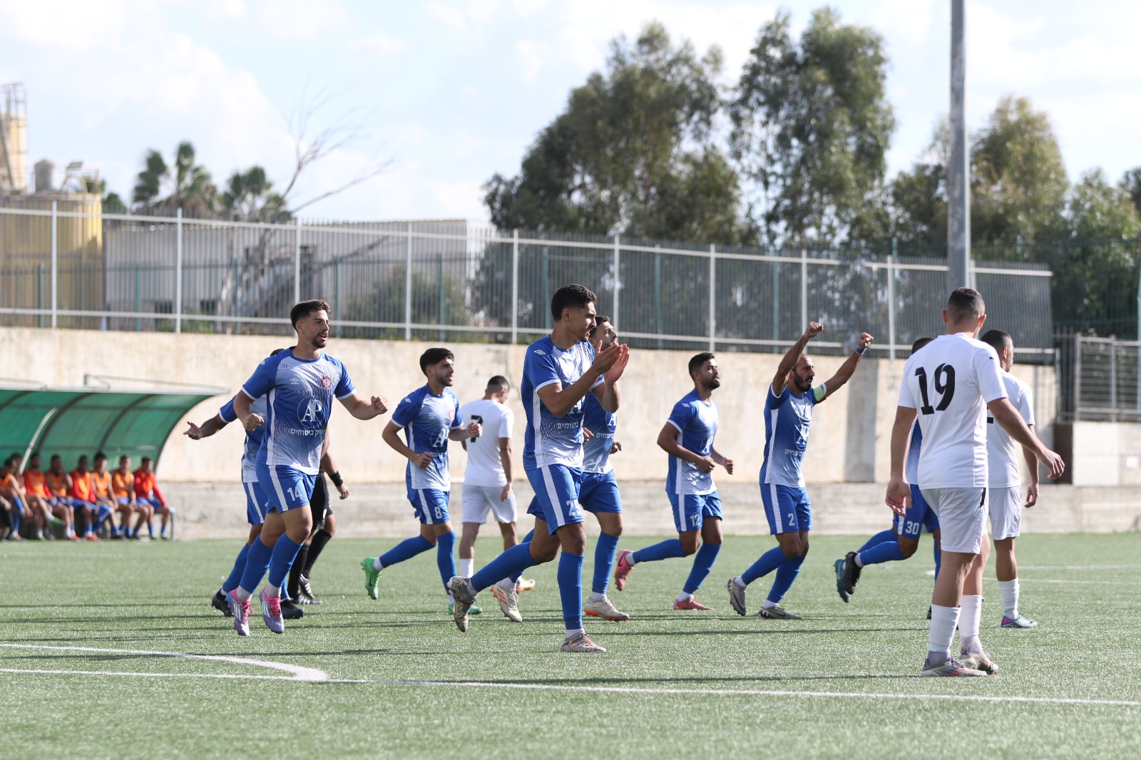 שחקני באקה חוגגים ניצחון יקר (וואסים מוואסי)